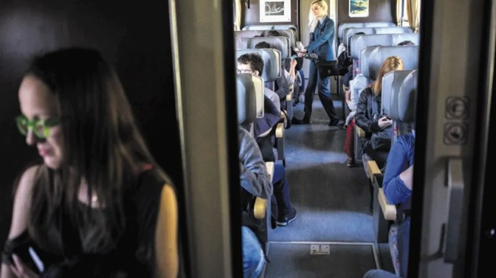 V Slovenskih železnicah so lani napovedali, da bodo novi vlaki po tirih vozili konec leta ali v začetku leta 2019, a to je vse manj verjetno. Kdaj lahko potniki realno pričakujejo posodobitev, v družbi trenutno &scaron;e ne morejo oceniti.