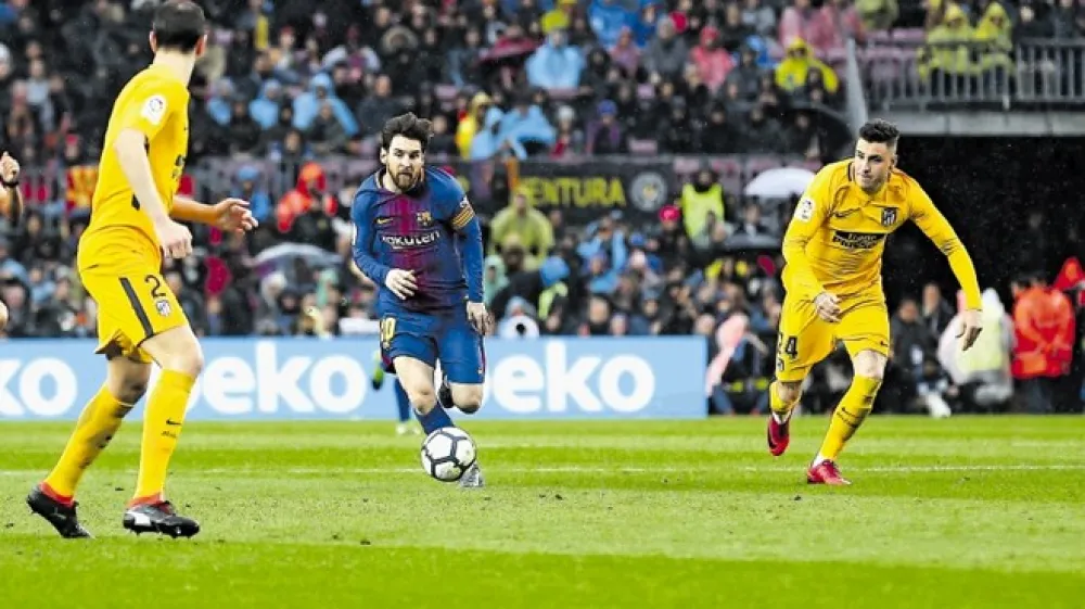 Nogometa&scaron; Barcelone Lionel Messi (z žogo) je proti Atleticu zabil že svoj 600. gol v karieri.