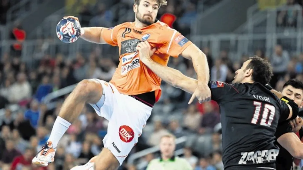 Kristianstadov rokometa&scaron; Helge Freiman (z žogo) in soigralci so se veselili zmage v Zagrebu in osmine finala.