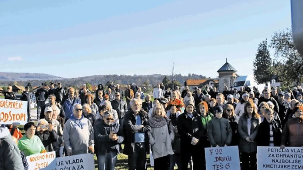 Savinjčani so na več protestih izrazili nasprotovanje predvideni trasi hitre ceste do Koro&scaron;ke. Pravijo, da bi bila draga in bi vzela preveč najbolj&scaron;e kmetijske zemlje.