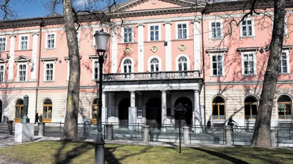 Konservatorji zavoda za varstvo kulturne dedi&scaron;čine so Mestni občini Ljubljana predlagali, naj stavbo Kazine za&scaron;čiti kot kulturni spomenik lokalnega pomena.