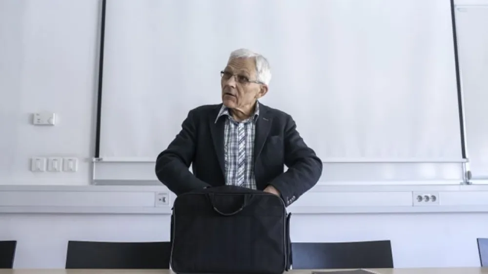 Ker besedilo SSKJ ni v celoti odprto dostopno, tako kot je odprto dostopnih več drugih  slovarjev, se je ministrstvo za kulturo  zavzelo za odpiranje. Vendar je minister Anton Per&scaron;ak (na fotografiji) pri tem  naletel na problem avtorskih  pravic.