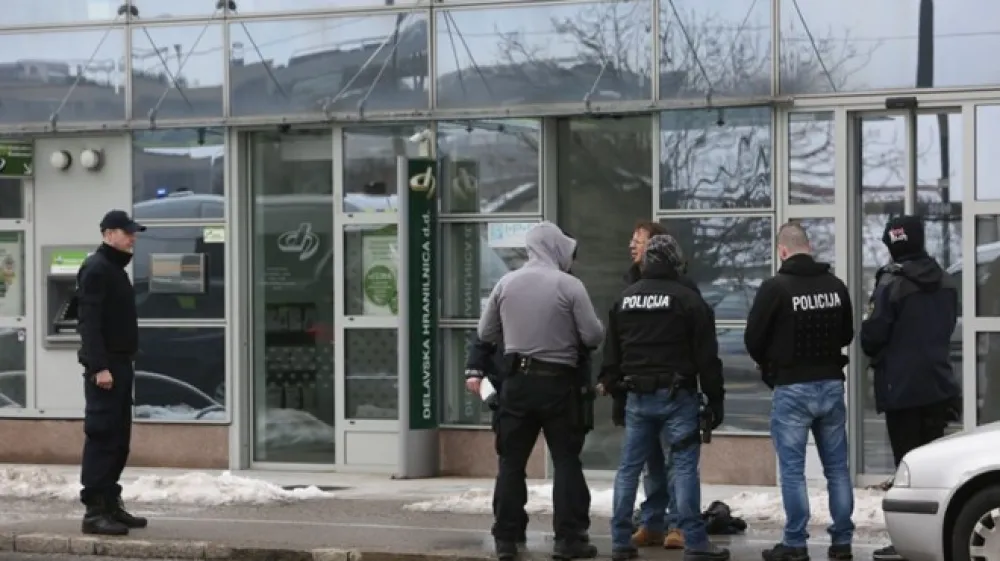 Tretjič v zadnjem letu dni je prej&scaron;nji teden 44-letnik oropal Delavsko hranilnico na Dunajski v Ljubljani. Tokrat zadnjič.