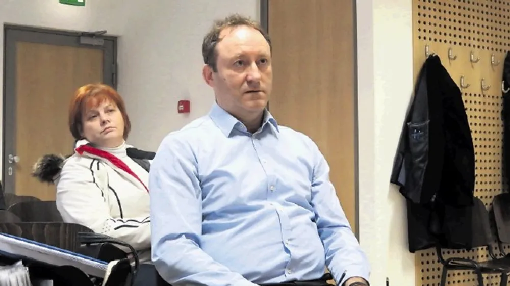 Stanko Omerzu, zalezovanja obdolženi predsednik delovnega sodi&scaron;ča v Mariboru, očita sodnici Karmen Krajnc in tožilki Ivanki Slana pristranskost, zaradi česar ju hoče izločiti iz postopka.