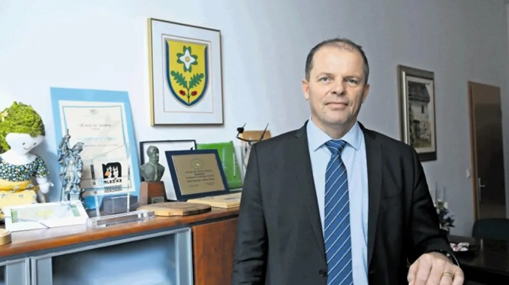 Župan občine Dobrova - Polhov Gradec Franc Setnikar meni, da bi morala država najti način financiranja za gradnjo kanalizacijskega omrežja v naseljih z manj kot 2000 prebivalci.