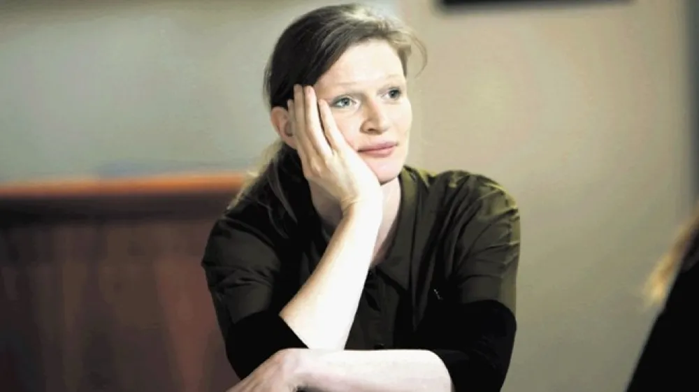 &Scaron;pela Frlic, pripovedovalka: Ogromno ljudskih pravljic je nastalo v nekem drugem, patriarhalnem času, in temu primerno obravnavajo tudi na primer ženske. Nujno si je zastaviti vpra&scaron;anje, zakaj in na kak&scaron;en način danes pripovedovati tak&scaron;ne pravljice. Včasih že nov kontekst prinese pravljici nov pomen.