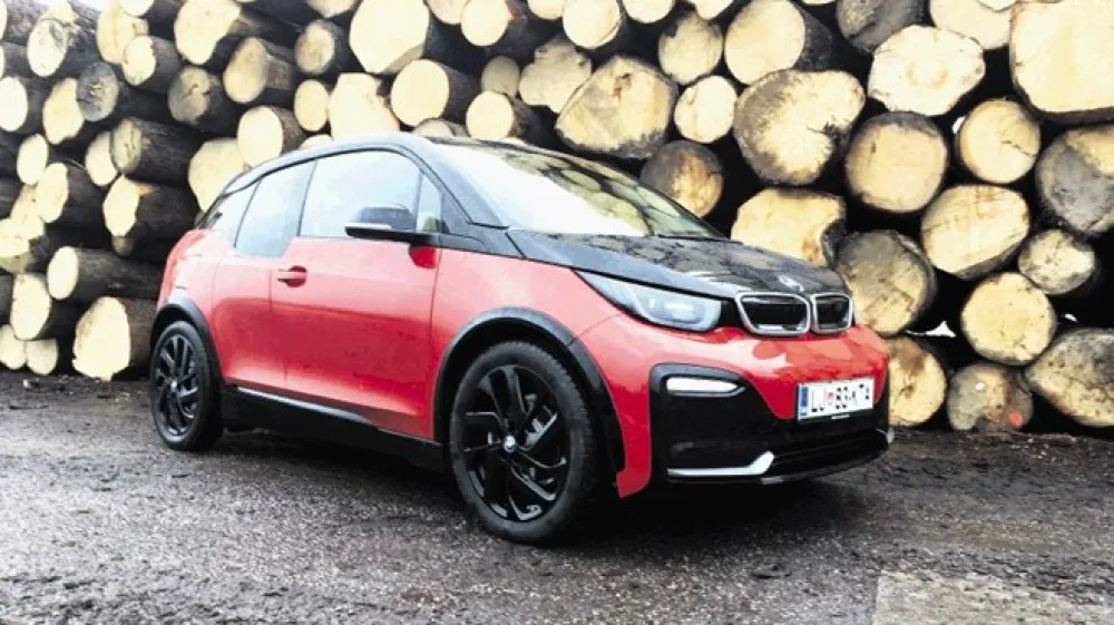 Električno gnani i3(s) je eden najprepoznavnej&scaron;ih BMW, zato ni čudno, da privablja poglede mimoidočih, kjer koli se pojavi.