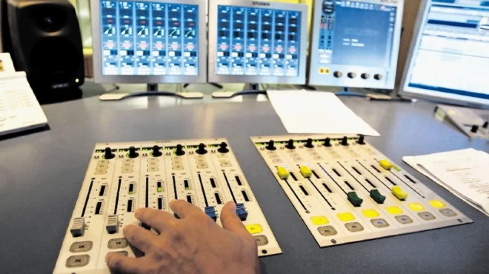 V okviru razmer iz začetka sedemdesetih lahko govorimo o &raquo;državnem&laquo; zvoku, torej zvoku, ki je nastajal v studiih RTV, in zasebnem zvoku, ki je začel nastajati v zasebnih studiih.