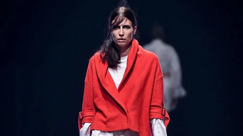 Oblačila so kolaž različnih struktur in materialov v osnovnih tonih z močnej&scaron;imi barvnimi poudarki. Nosljive, urbane in sodobne silhuete zaznamuje me&scaron;anje stilov, namembnosti in nepričakovanih detajlov, kot so razporki ali etnododatki.