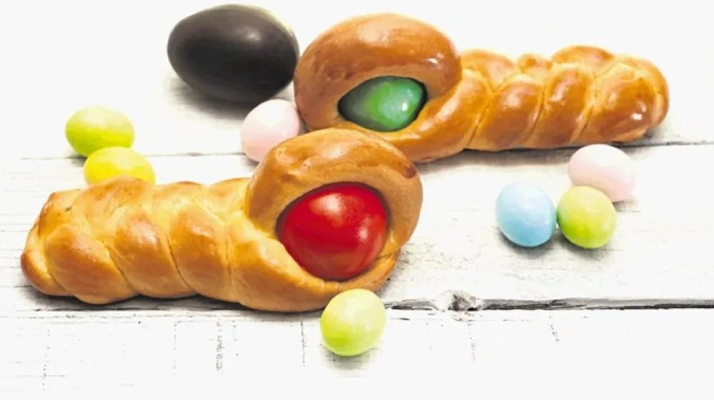 Zelo podobne na&scaron;im tičicam so trža&scaron;ke titole, za katere je značilen &raquo;varnostni pas&laquo; čez jajce.