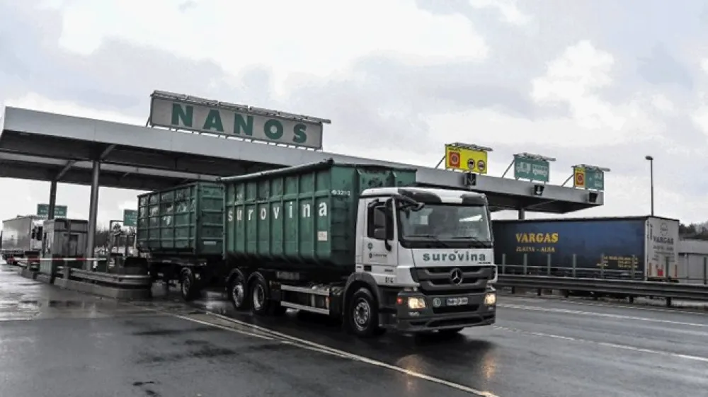Prizor, kakr&scaron;nega je včeraj posnel na&scaron; fotoreporter na cestninski postaji Nanos, bo kmalu zgodovina: v noči s sobote na nedeljo bo na obstoječi način cestnino poravnal zadnji tovornjak, potem bomo pre&scaron;li na elektronsko cestninjenje, na koncu pa bodo postaje tudi fizično &raquo;padle&laquo;.