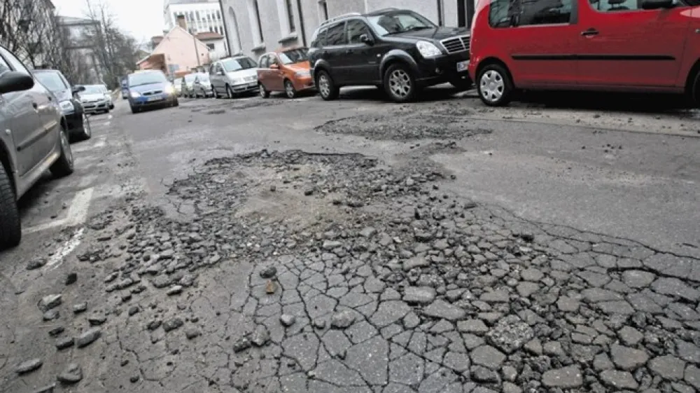 Zima pusti posledice tudi na cesti&scaron;ču, zato je treba biti na tovrstne po&scaron;kodbe spomladi &scaron;e posebno pozoren.