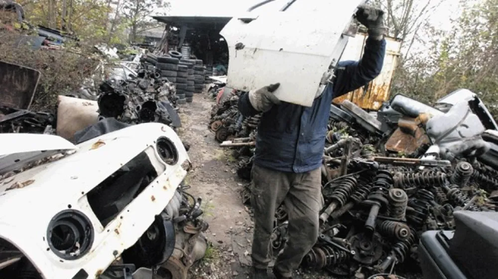 Zdaj se v Sloveniji vsako leto iztro&scaron;i približno 50.000 vozil, od tega je ustrezno predelana le petina avtomobilov, okoli 40.000 pa se jih &raquo;izgubi&laquo;.