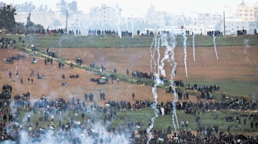 Izrael ni izbiral sredstev, od solzivca do krogel, pri krotitvi Palestincev v Gazi ob njihovem vsakoletnem  protestu zaradi grabeža zemlje pred dobrimi &scaron;tirimi desetletji.