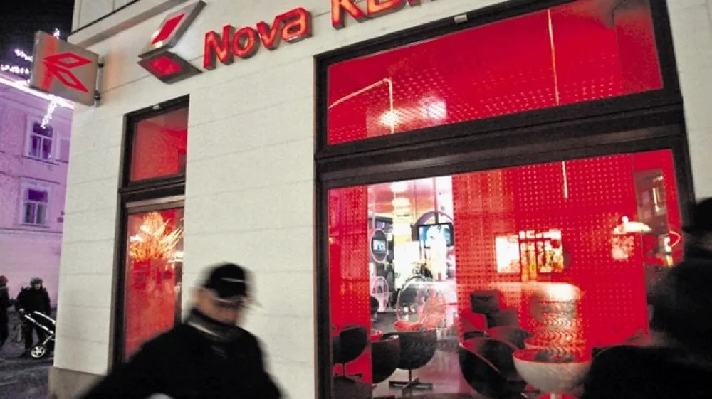 Navkljub temu, da je Banka Slovenija že leta 2015 zaznala &scaron;kandalozne serijske kr&scaron;itve zakonodaje, zaradi katerih teče tudi prekr&scaron;kovni postopek zoper odgovorne, v Novi KBM &scaron;e zmeraj nimajo vzpostavljenega ustreznega sistema preprečevanja pranja denarja in financiranja terorizma. Zato se &scaron;e zmeraj dogaja, da v njenih poslovalnicah nemoteno odpirajo transakcije račune tuje stranke in podjetja s sumljivim poslovnim ozadjem.