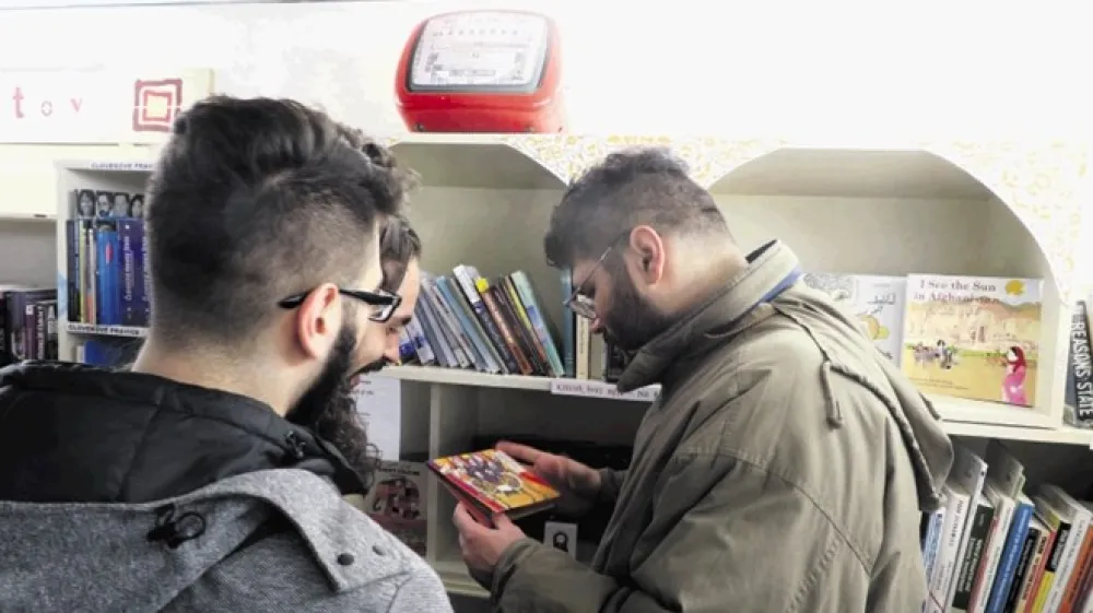 Fantje iz Sirije so si z zanimanjem ogledovali knjige v arab&scaron;čini.