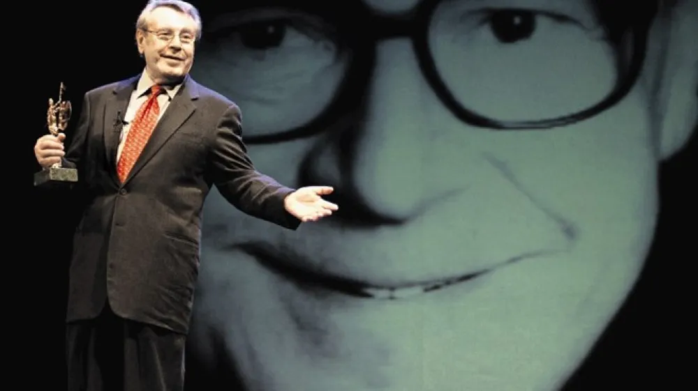 Milo&scaron; Forman je veljal za mojstra satire in zgodovinske drame, v svojih filmih pa je slavil moč člove&scaron;kega duha v boju proti sistemu. Za režijo je prejel dva oskarja &ndash; za filma Let nad kukavičjim gnezdom (1975) in Amadeus (1984).