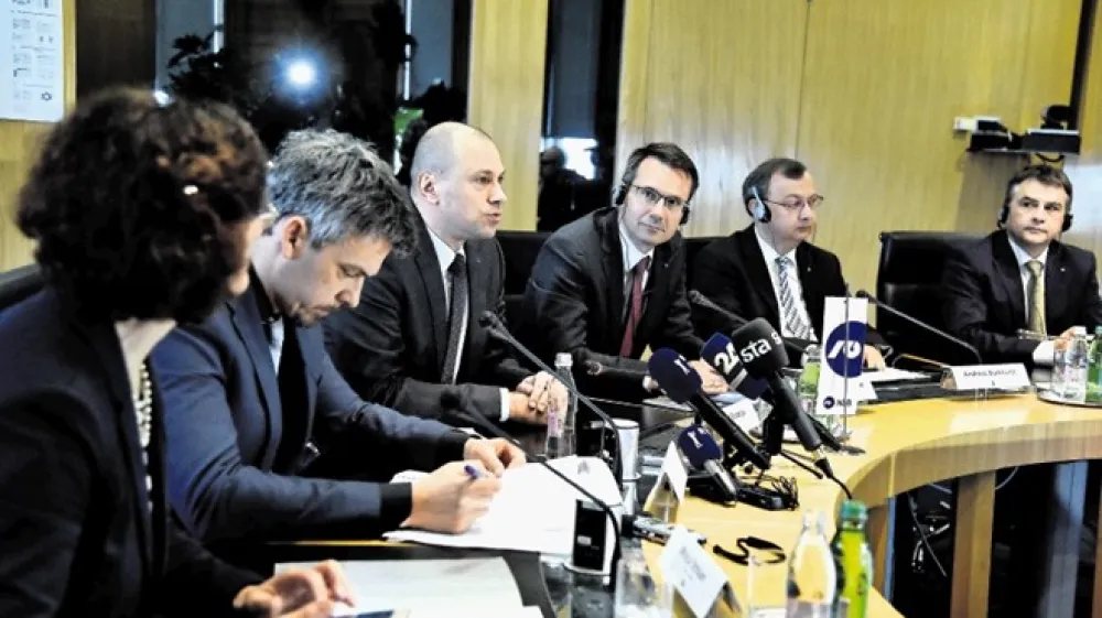 Vodstvo NLB je ob predstavitvi rekordnih rezultatov ostro napadlo politiko. Z leve proti desni: predsednica za stike z javnostmi Mojca Strojan, predsednik nadzornega sveta Primož Karbe, predsednik uprave Blaž Brodnjak ter člani uprave Archibald Kremser, Andreas Burkhardt in L&aacute;szl&oacute; Pelle.