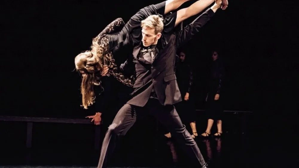 Predstava je polna vertikalnih in horizontalnih fizičnih a(tra)kcij, ki se upirajo gravitaciji.