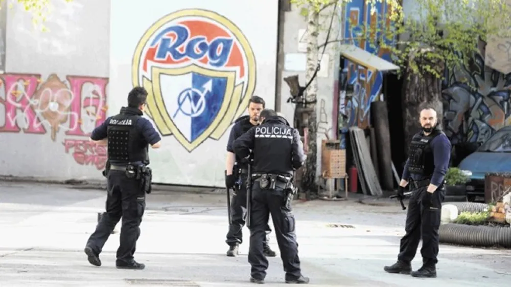 Policisti so danes zasedli dvorišče ene izmed stavb nekdanje tovarne Rog, v kateri se je zgodil napad z nožem.