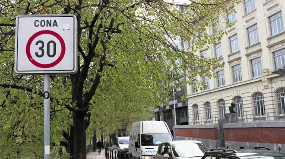 Poleg nižje hitrosti se na območjih omejene hitrosti zmanj&scaron;a hrup in  zniža stopnja izpusta &scaron;kodljivih plinov.