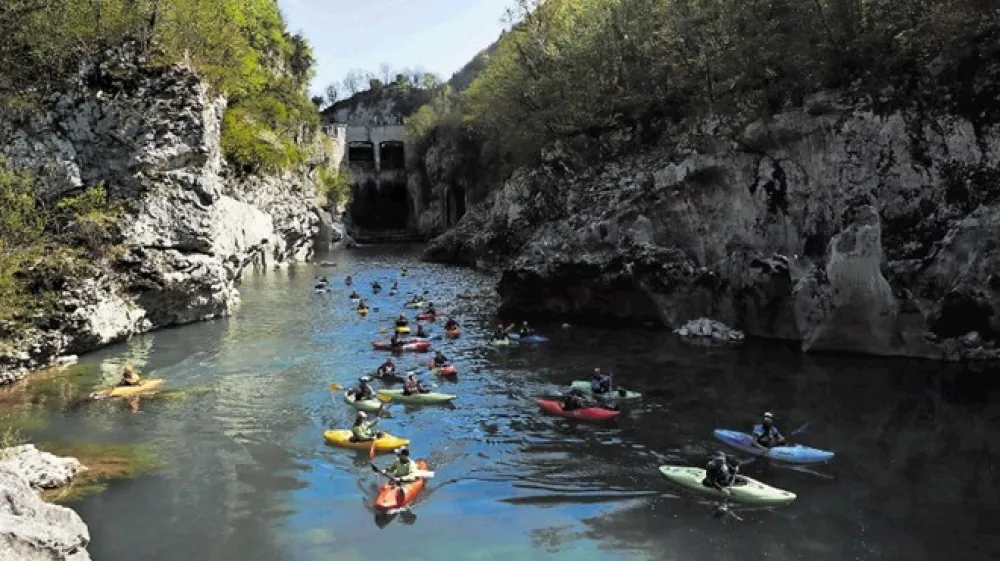 Kajaka&scaron;ki aktivisti pod jezom Podselo, ki oskrbuje HE Doblar na Soči, na lanskem Balkan Rivers Tour 2: med akcijo Soča source to sea so v &scaron;tirih dneh preveslali od izvira do morja.