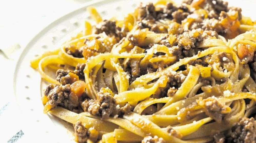 Približno tako je na krožniku videti prava bolonjska omaka z rezanci.