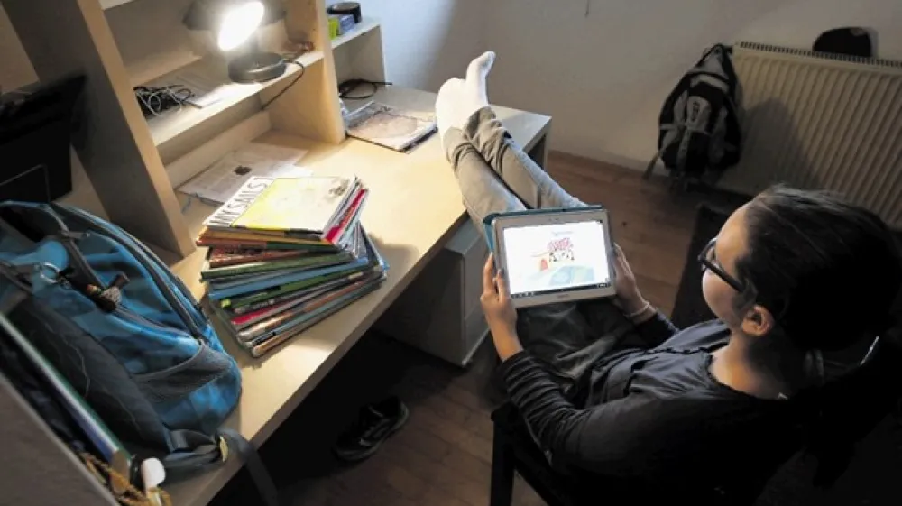 Splet v primerjavi z drugimi mediji intenzivneje naslavlja stiske otrok tudi zato, ker je pogosto njihov neprestani spremljevalec in ker zajema &scaron;irok nabor vsebin, ki presegajo zrelost otrok.