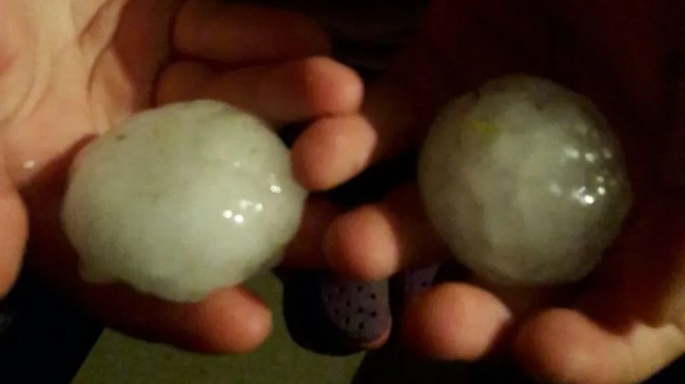 V Prekmurju je včeraj padala toča, velika kot oreh ali manj&scaron;e jajce.