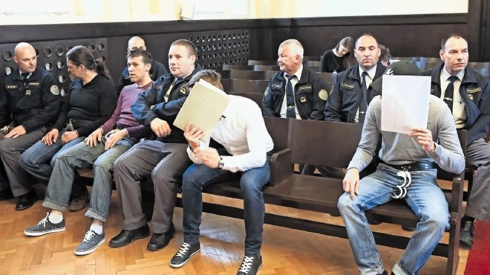 Skoraj dve leti je že v priporu četverica soobdolžencev, ki naj bi sodelovala v organizirani spletni preprodaji sintetičnih drog.