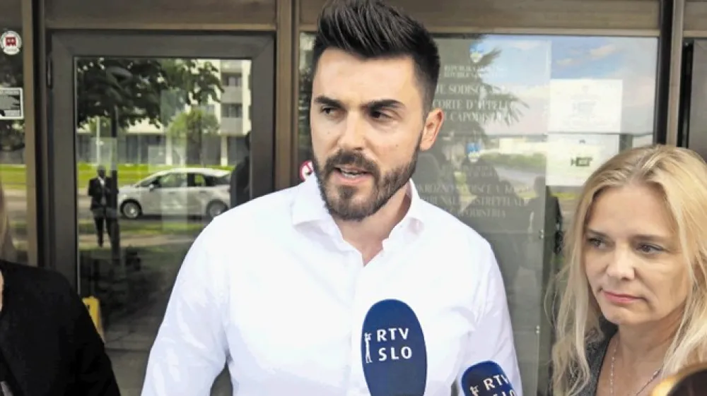 Ivica Guberac (na fotografiji z odvetnico Moniko Mavsar) in Blendi Imeri sta bila na sojenju opro&scaron;čena. &raquo;Skozi  postopek smo dokazali, da nimam s tem nič in, kot sem trdil od samega začetka, nisem vedel, kaj se mi dogaja za mojim hrbtom,&laquo; je po izreku oprostilne sodbe povedal Guberac.
