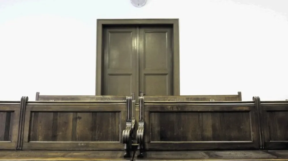 Brata Eljezi se branita s prostosti. Na sojenje hodita redno, vendar vsakič nala&scaron;č nekaj minut zamudita, saj vesta, da morajo fotoreporterji pred začetkom obravnave zapustiti sodno dvorano. Ker so izpolnjeni pogoji za sojenje v njuni nenavzočnosti in se obravnava lahko začne tudi brez njiju, se na tak način spretno izogibata fotoreporterjem.