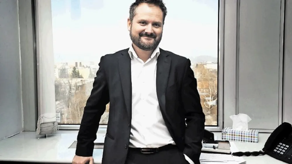 Minister Zdravko Počival&scaron;ek  ni omenil, da se je Andrej Matvoz (na fotografiji) v  pogodbi zavezal, da bo v času svojega &scaron;tiriletnega mandata opravil dve sektorski raziskavi &ndash; in je dve tudi končal, &scaron;e prej kot po končanem prvem letu mandata. Z drugimi besedami Počival&scaron;ek Matvozu očita, da ni uvedel natanko tiste preiskave, ki si jo je minister sam želel.