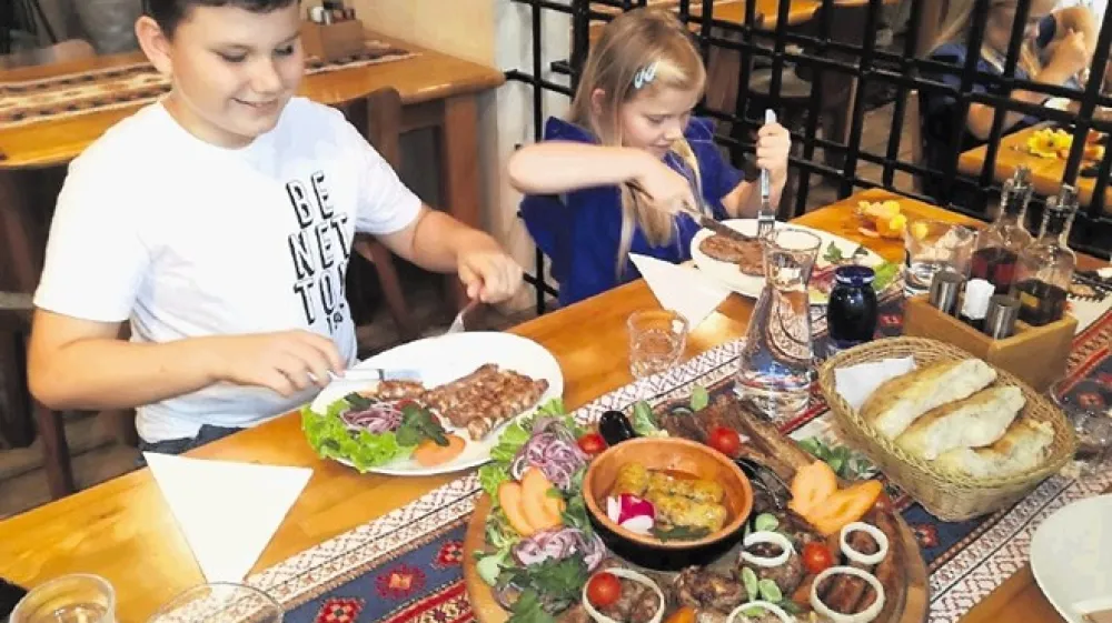 Žar je v Saraju  zelo priljubljen, zato se splača naročiti plo&scaron;čo, ki jo krasijo različne vrste okusnega sveže pripravljenega mesa.