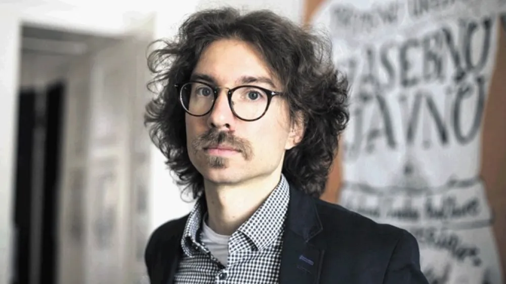 &raquo;Čeprav vemo, da govorec in avtor nista eno in isto, pri poeziji v to na tihem verjamemo. Če pa se to razmerje poru&scaron;i v prozi, nastopi recepcijski problem,&laquo; opozarja Andrej Hočevar.