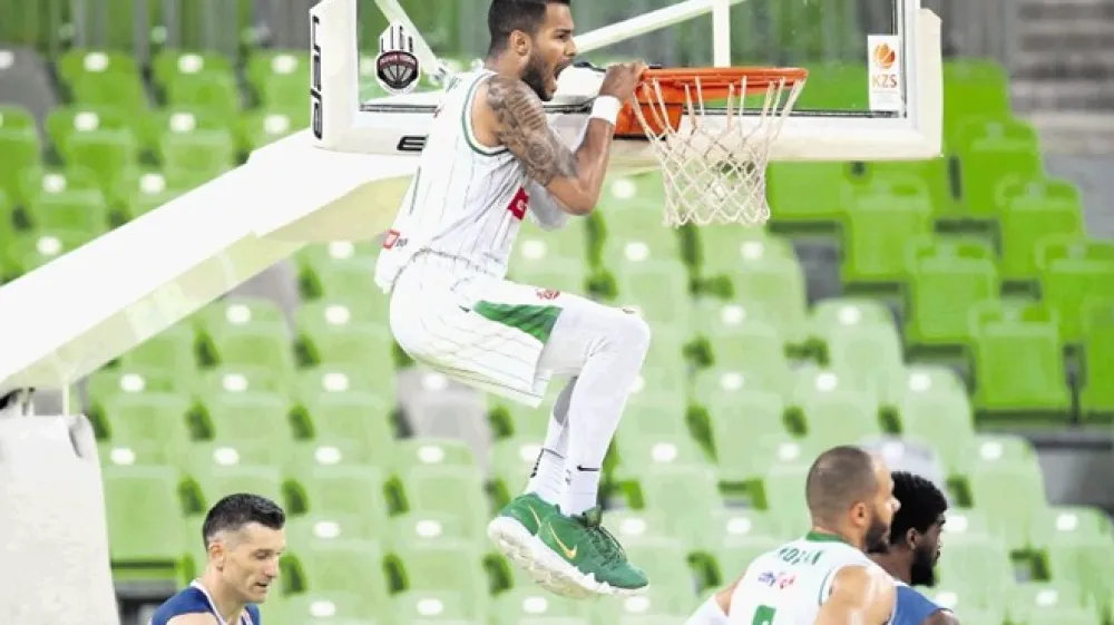 Devin Oliver je k drugi polfinalni zmagi Olimpije proti Roga&scaron;ki prispeval 20 točk ter po tri skoke in asistence.