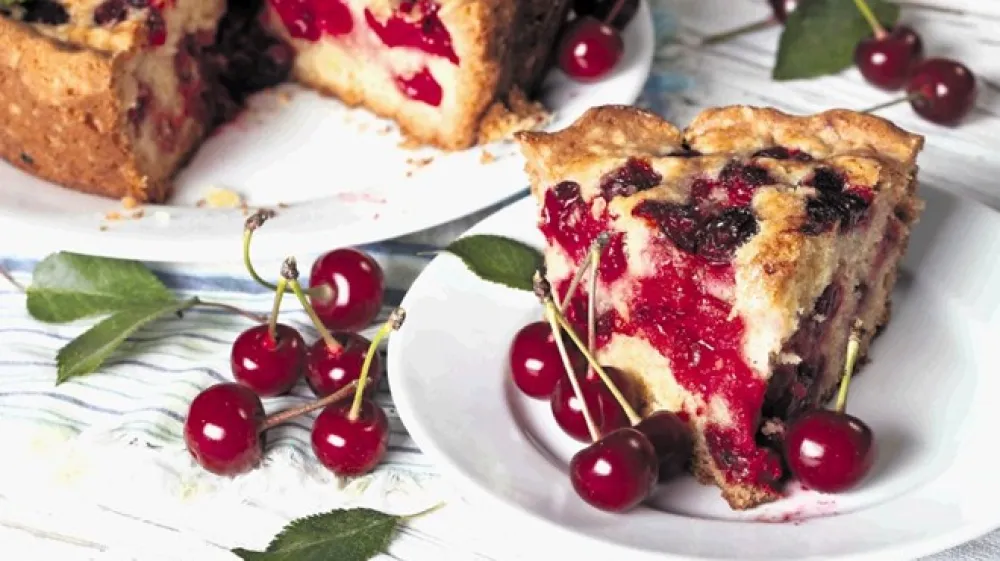 Komaj kaj je v tem času  slastnej&scaron;ega kot sočna domača če&scaron;njeva pita.