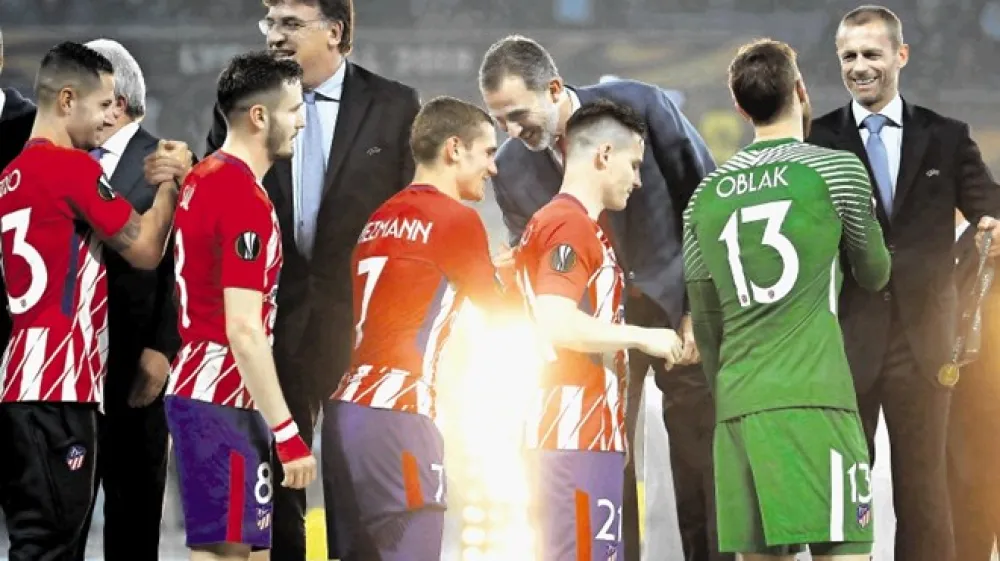 Predsednik Evropske nogometne zveze Aleksander Čeferin je ob podeljevanju medalj Jana Oblaka prijateljsko objel in mu čestital.