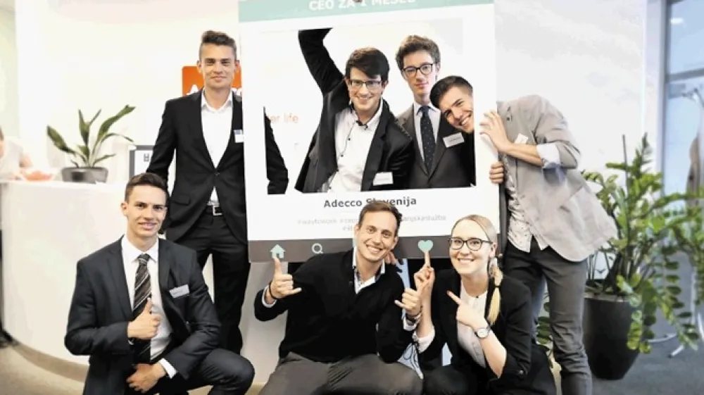 Takole živahno je bilo ob razglasitvi najbolj&scaron;ega na izboru CEO za en mesec. Na sliki so finalisti (z leve proti desni) zgoraj Jan Mihalič, Rok &Scaron;temberger, Petar Milovanović, Larsen Cundrič, spodaj pa Ga&scaron;per Grad, Žan Tratar in &Scaron;pela Jesihar.