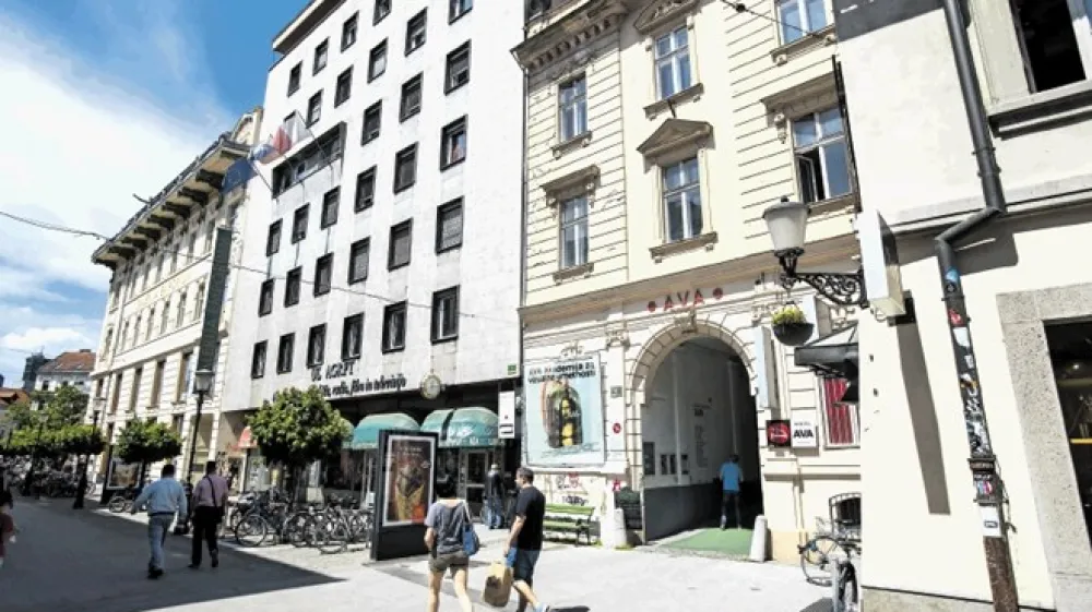 Kjer je nekoč stal hotel, je danes Akademija vizualnih umetnosti.