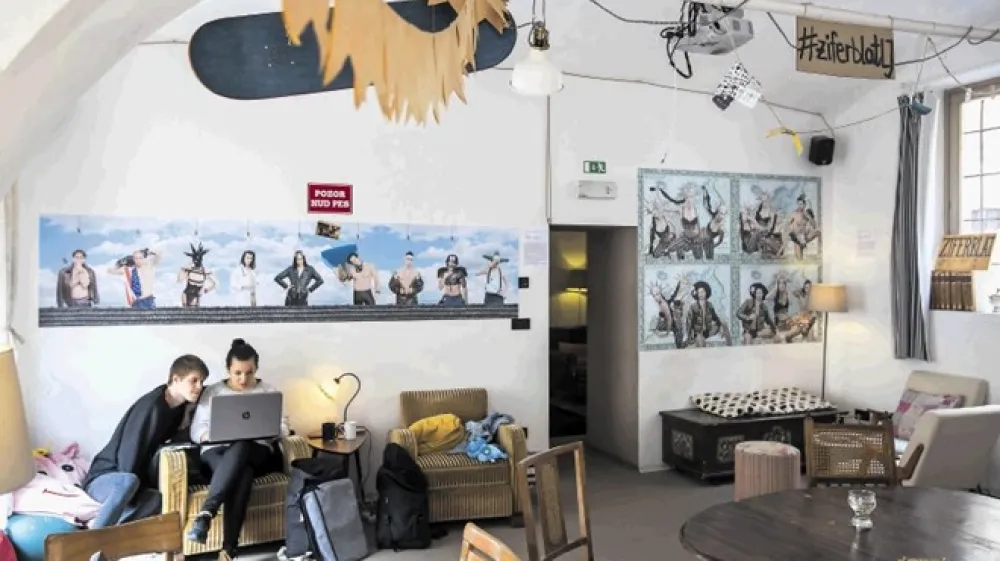 Ziferblat ni  običajen lokal, kjer bi stregli s hrano in pijačo. V ospredju je druženje, obiskovalci pa  plačajo le čas, ki  ga preživijo v lično opremljenih prostorih na Vegovi ulici 8.