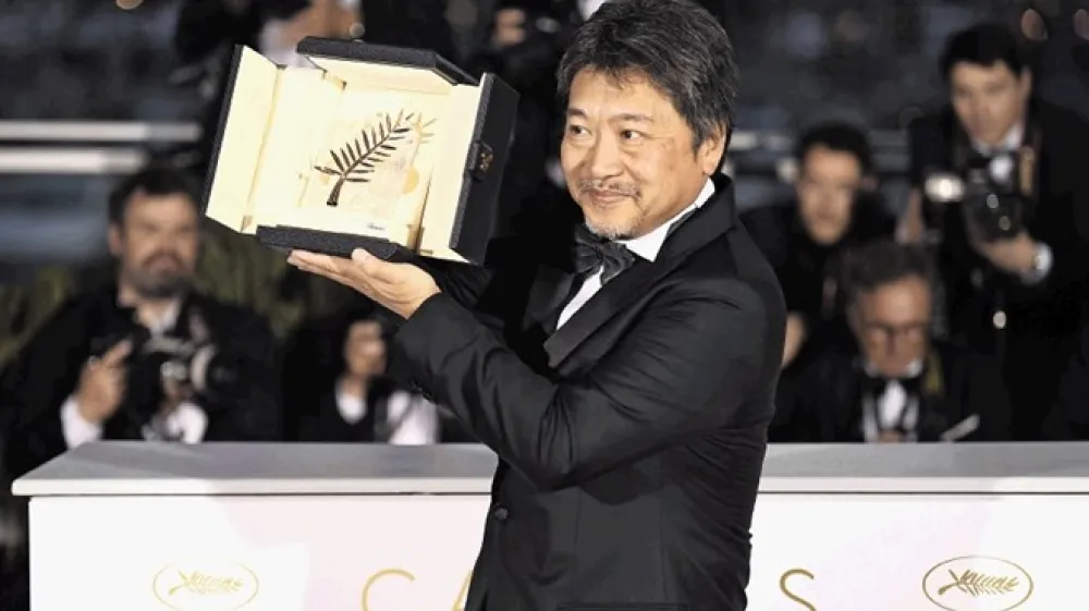 Japonski režiser Hirokazu Koreeda je letošnjo zlato palmo za najboljši film prejel za svoj celovečerec Tatiči.
