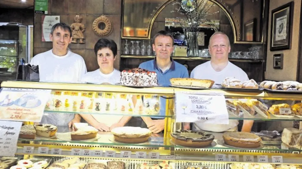 Brata Peter in Simon Ocvirk s pomočnikoma v delavnici Anito Ur&scaron;ič in Du&scaron;anom &Scaron;u&scaron;tarjem