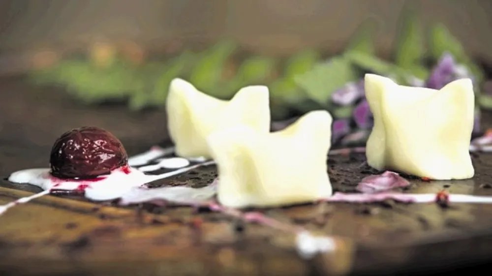 Čokoladni žlikrof je lahko dodatek k sladici ali sladki prigrizek k vinu, lahko pa tudi spominek.