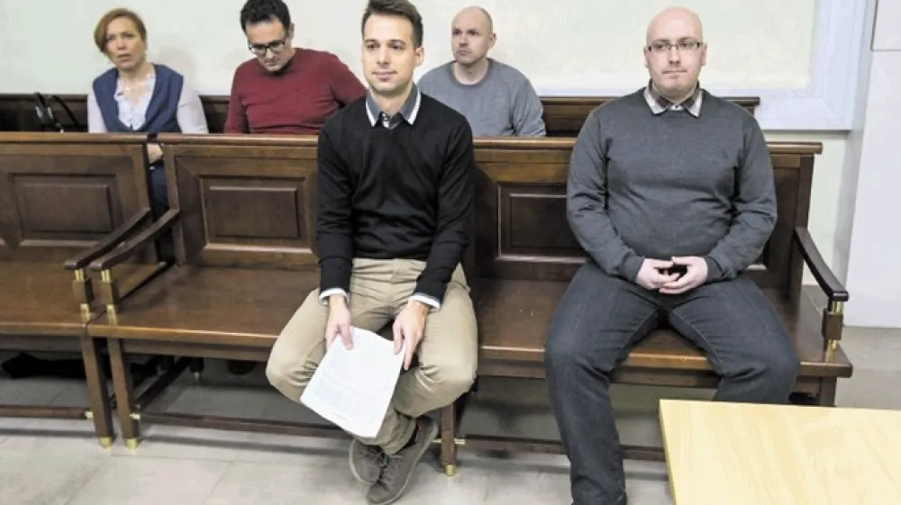 Vdora v informacijski sistem tetra je poleg Dejana Orniga obtožen tudi Gregor Gregorič (desno), ki se mu obeta služba v kalifornijskem mestu Palo Alto, znanem  po informacijskih in visokotehnolo&scaron;kih podjetjih. Zato je sodi&scaron;če zaprosil, da bi mu po potrebi sodilo v nenavzočnosti. Oba obtožena se zagovarjata kot nedolžna.