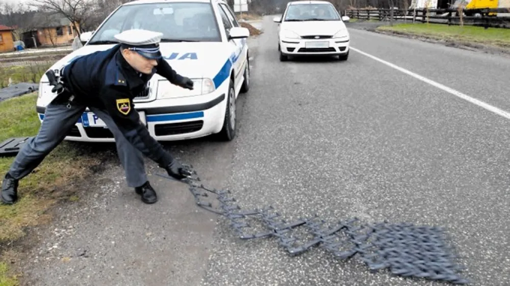 Slovenski policisti bi verjetno namesto streljanja uporabili kak&scaron;no drugo metodo. Zelo učinkoviti so na primer bodičasti trakovi, ki jih lahko položijo na cesto, da preluknjajo pnevmatike. Te se izpraznijo postopno, v približno pol minute, da življenje potnikov ni ogroženo.