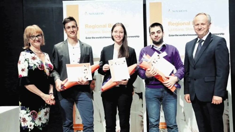 Na sliki so dr. Darja Ferčej Temeljotov, predsednica organizacijskega odbora Regijski BioCamp, najbolj&scaron;i &scaron;tudenti Rok Krese, Emanuela Senjor in Filip Bo&scaron;ković ter Zvone Bogdanovski, predsednik Novartisa v Sloveniji.