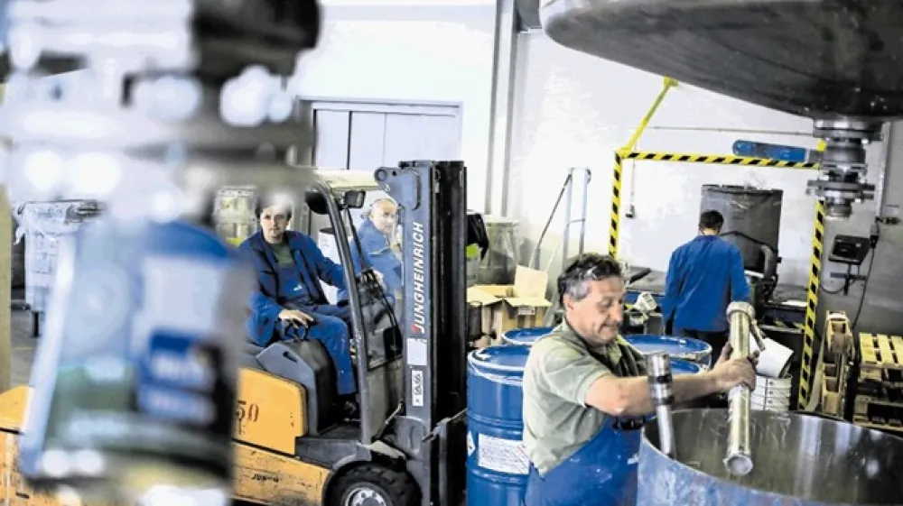 Potem ko so Avstrijci, ki zdaj želijo prevzeti Cinkarno Celje, prevzeli Helios, je moral ta zastaviti nepremičnine, hčerinske družbe in drugo premoženje za posojilo, s katerim je Ring financiral prevzem domžalske premazni&scaron;ke skupine.