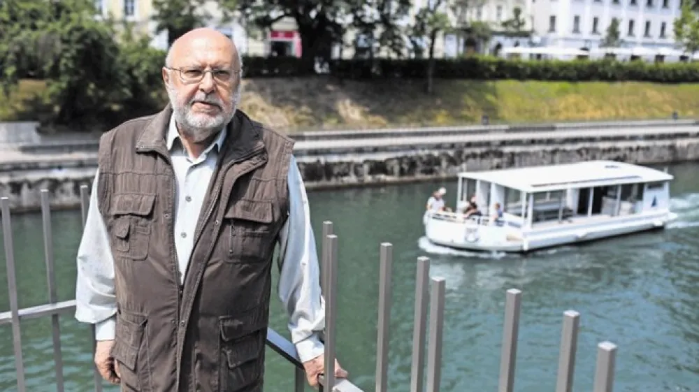 &raquo;Kljub temu da je naslov zbirke Mar&scaron;al &scaron;pekulantsko izzivalen, se mi zdi kar čudno, da me, kolikor vem, niti po najbolj svinjskih forumih ni zaradi njega nihče s cepinom na sredo tonzure pomeril,&laquo; pove v smehu Milan Jesih.