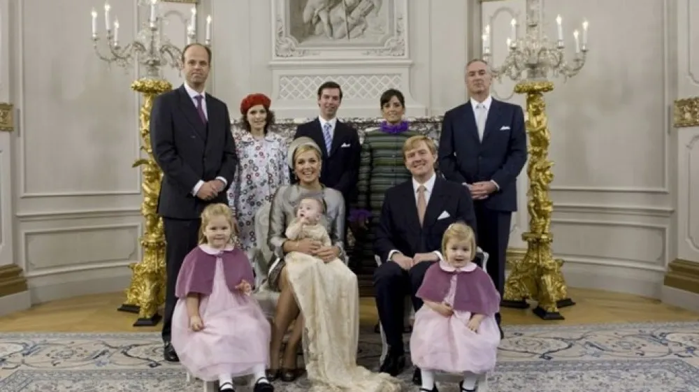 Nizozemska kraljev družina, v ozadju druga z leve tudi Maximina sestra Ines